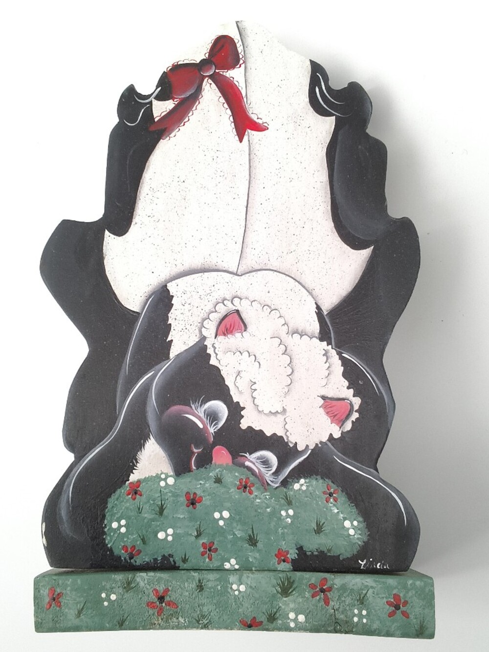 Wooden Skunk Paper Towel Holder – Hand-Painted Vintage Country Folk Art
